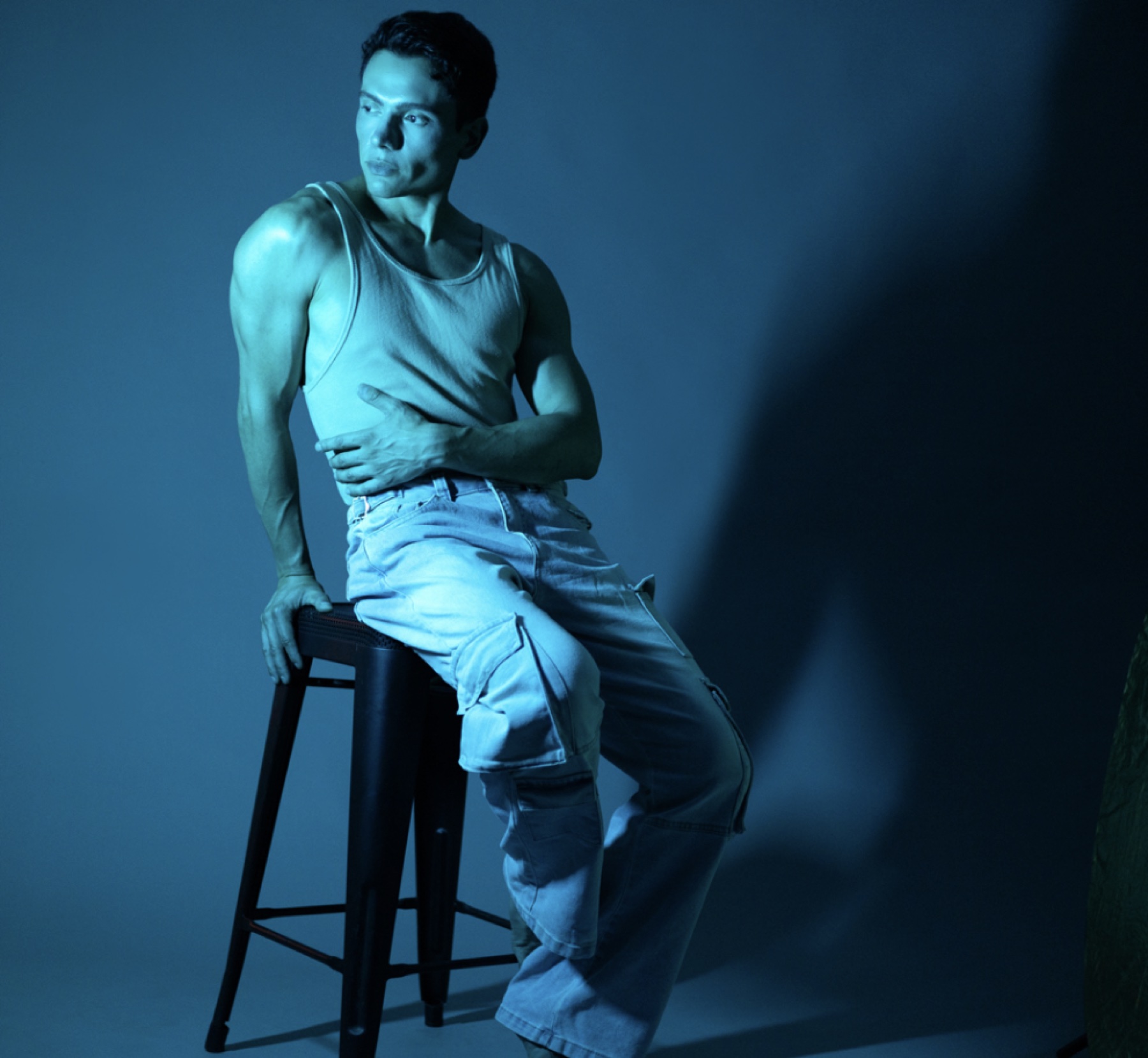 Retrato de estudio, luz azul